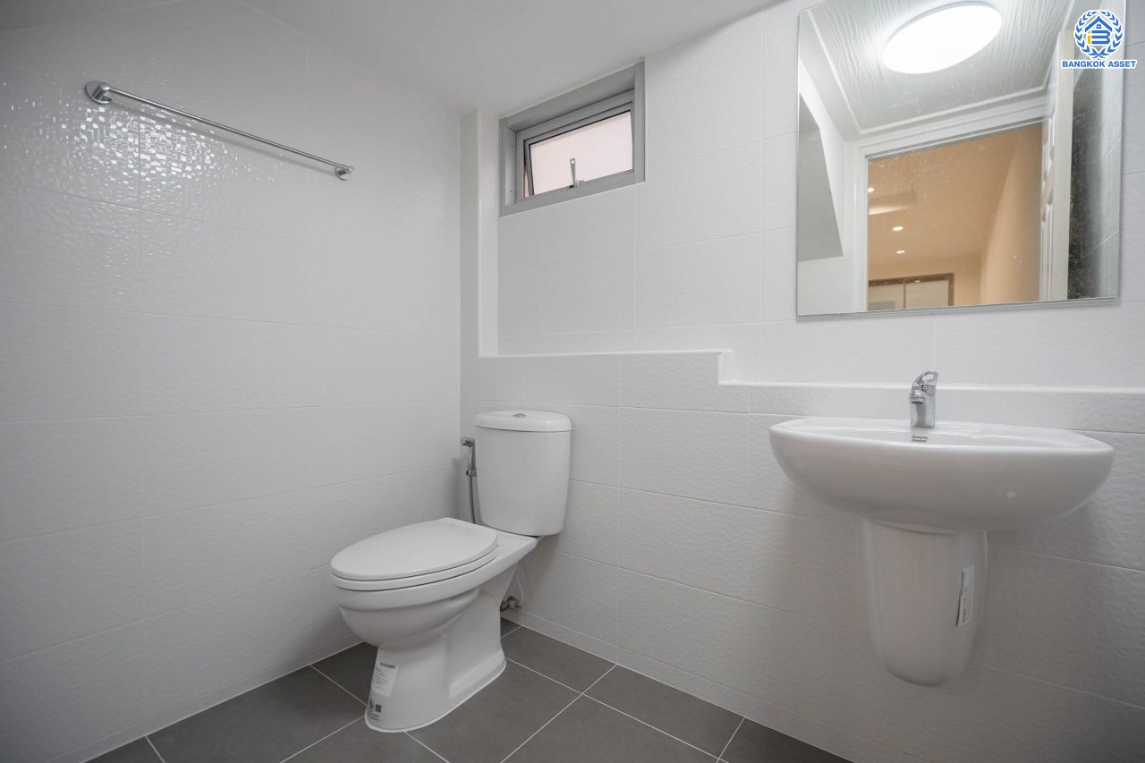 บ้านมือสองตกแต่งใหม่ ดีไซน์สวย โครงการ นนทรีพลัส บางกรวย เนื้อที่ 20 ตร.ว. ฟังก์ชัน 4 ห้องนอน 3 ห้องน้ำ จอดรถได้ 1 คัน รองรับทุกกิจกรรม บนทำเลเชื่อมต่อหลายเส้นทาง ใกล้จุดขึ้นทางด่วน "ประจิมรัถยา" และรถไฟฟ้าสายสีแดง "สถานีบางบำหรุ"